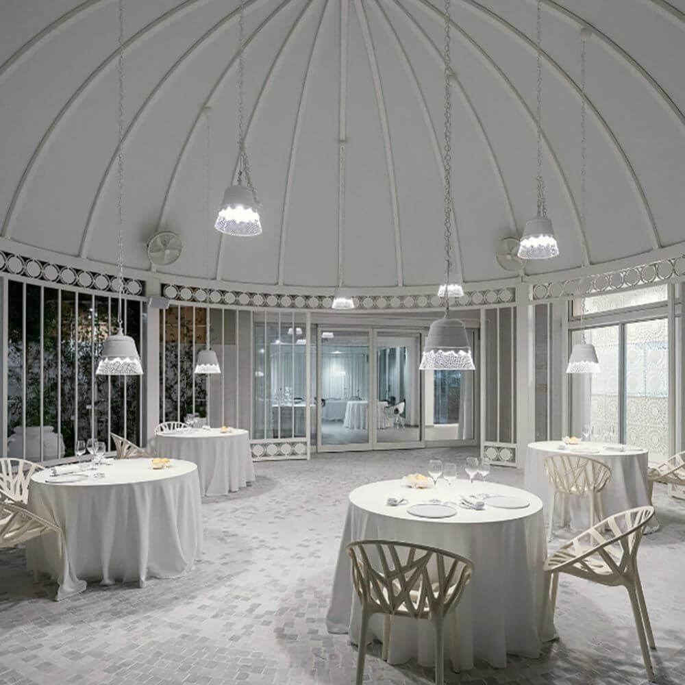 Karman Domenica Hängeleuchte aus Gips & Metall in eleganter, moderner Restaurant-Umgebung.
