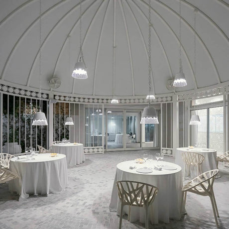 Karman Domenica pendellampe i gips og metall i elegant, moderne restaurantmiljø.