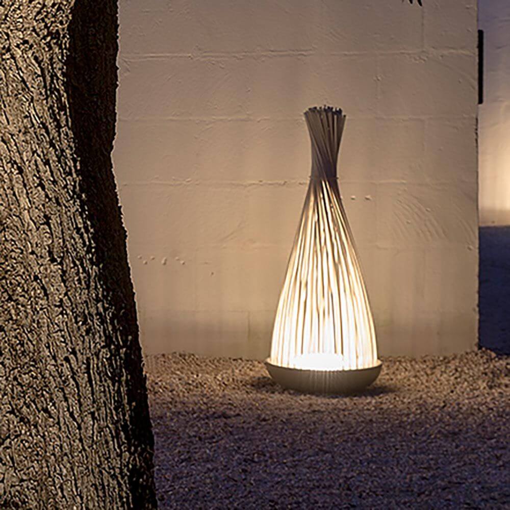 Karman Don't Touch LED Außen-Bodenleuchte IP67 in Schilfrohr-Optik, sanft beleuchtet im Garten.