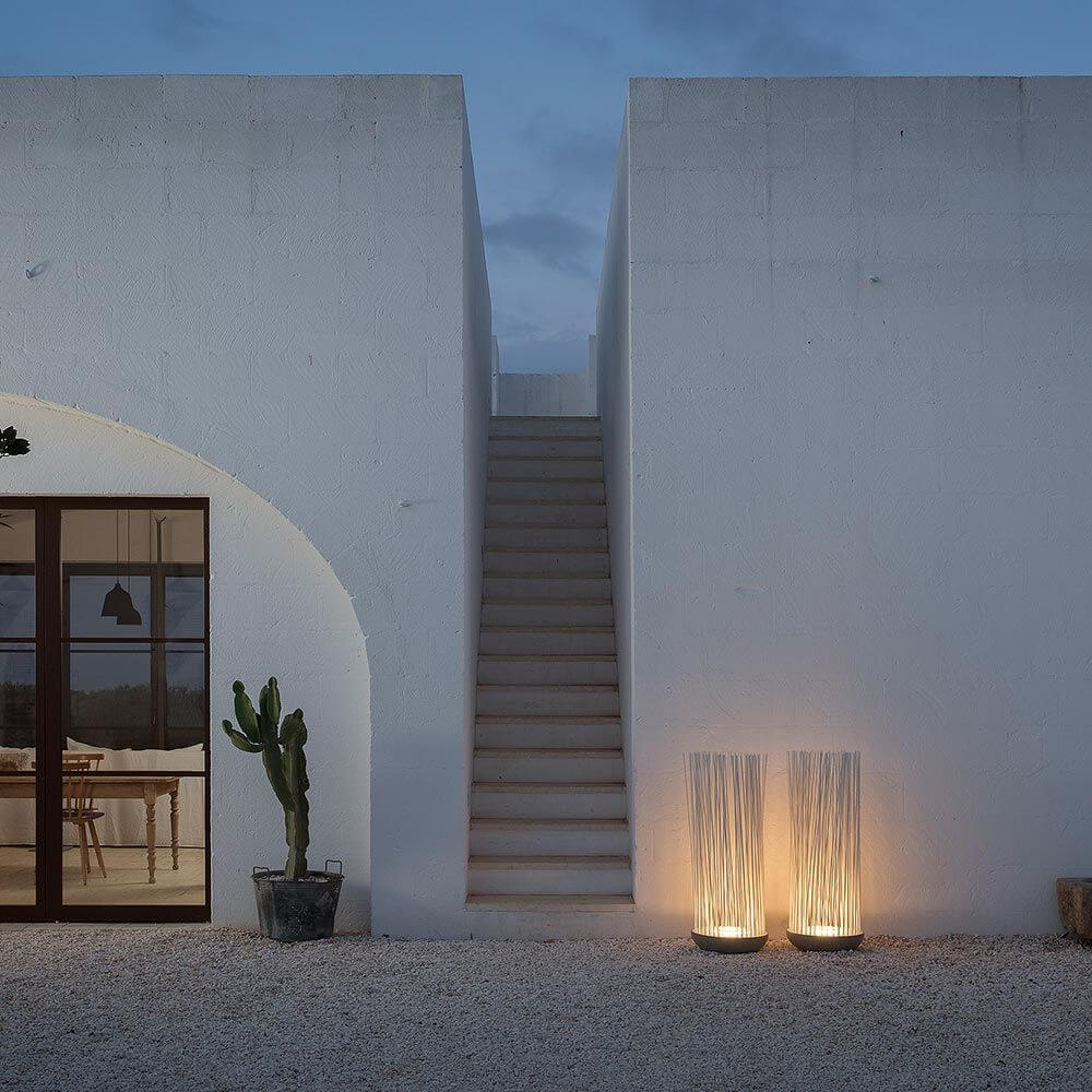 Karman Don't Touch Außen-Bodenleuchte IP67 neben Treppe an modernem Haus mit graziler Schilfrohr-Optik.