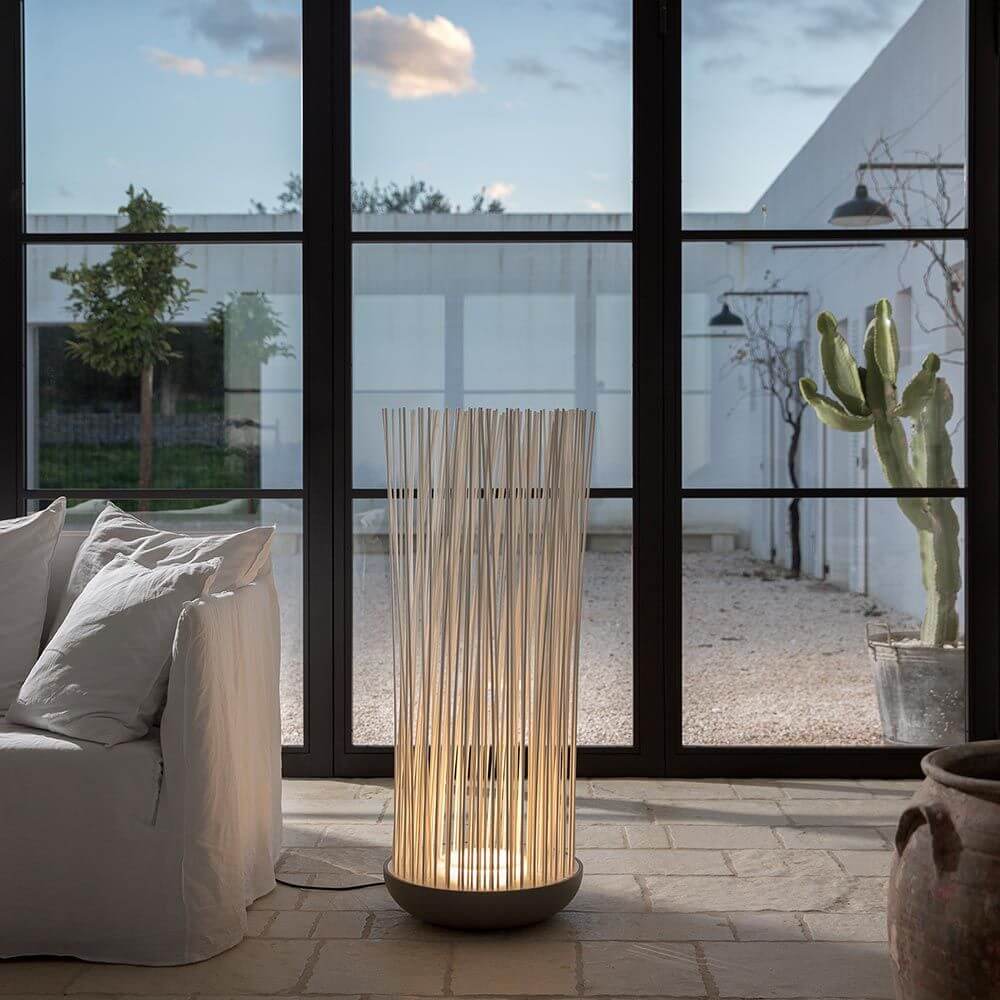 Karman Don't Touch LED Außen-Bodenleuchte mit Schilfrohr-Optik in modernem Wohnraum.