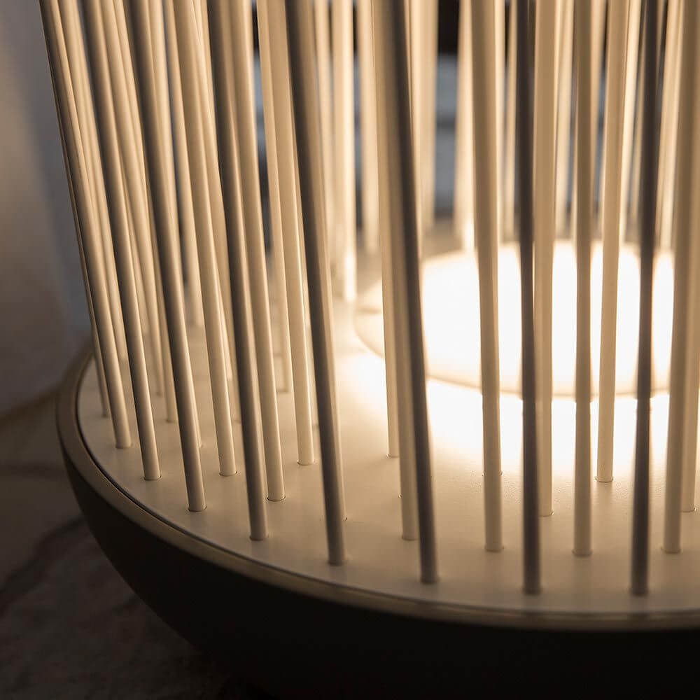 Detailansicht der Karman Don't Touch LED Außen-Bodenleuchte mit eleganten Schilfrohr-Optik und warmem Licht.