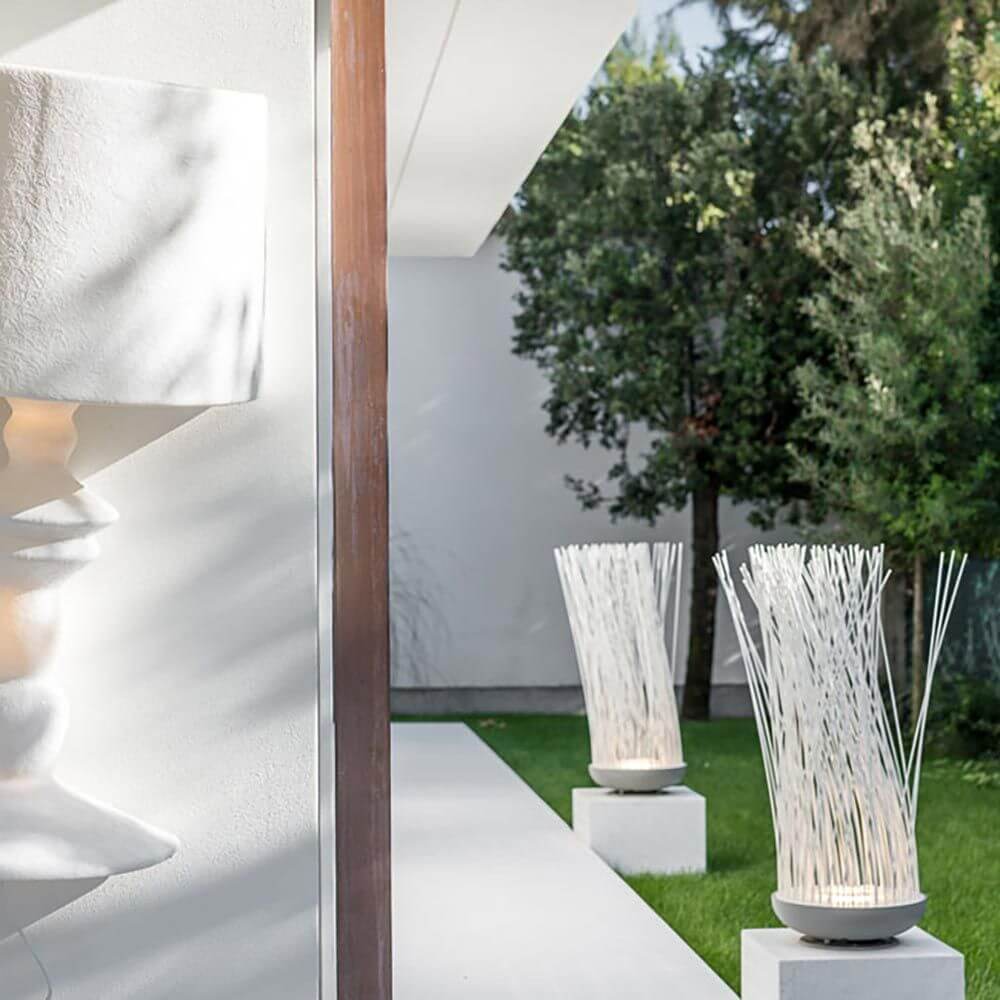 Karman Don't Touch LED Außen-Bodenleuchte mit Schilfrohr-Design im Garten.