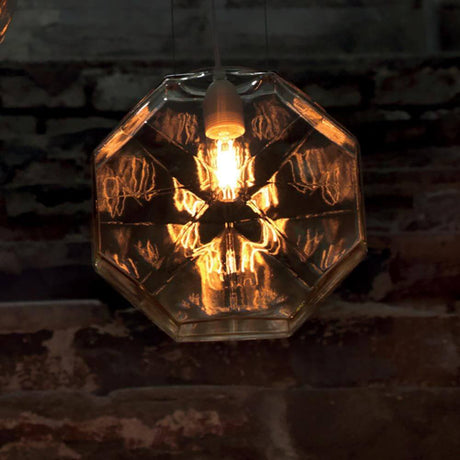 Karman Hängeleuchte 24 Karati mit eckiger Glasform und funkelndem Lichtschein.