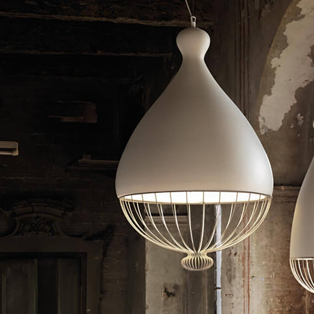 Karman Hängeleuchte Le Trulle in eleganter, schwebender Form mit einzigartigem Lichtdesign.