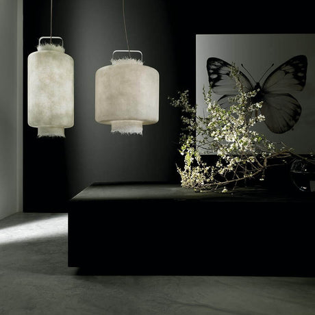 Karman Kimono Hängeleuchte in modernem Interior mit floralen Elementen, leicht und elegant im Raum platziert.