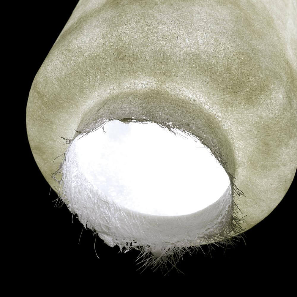 Detailaufnahme der oberen Öffnung der Karman Kimono LED Hängeleuchte mit ausgefranstem Fiberglasrand.