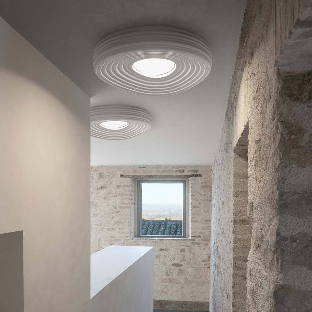 Karman LED-Deckenleuchte R.O.M.A. in einem modernen Raum mit lebendiger Lichtstruktur.