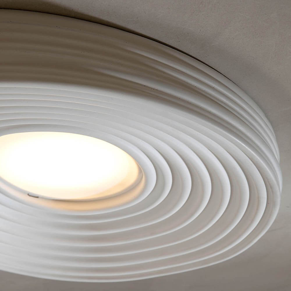 Karman LED-Deckenleuchte R.O.M.A. mit gewelltem Design und zentraler Lichtquelle.