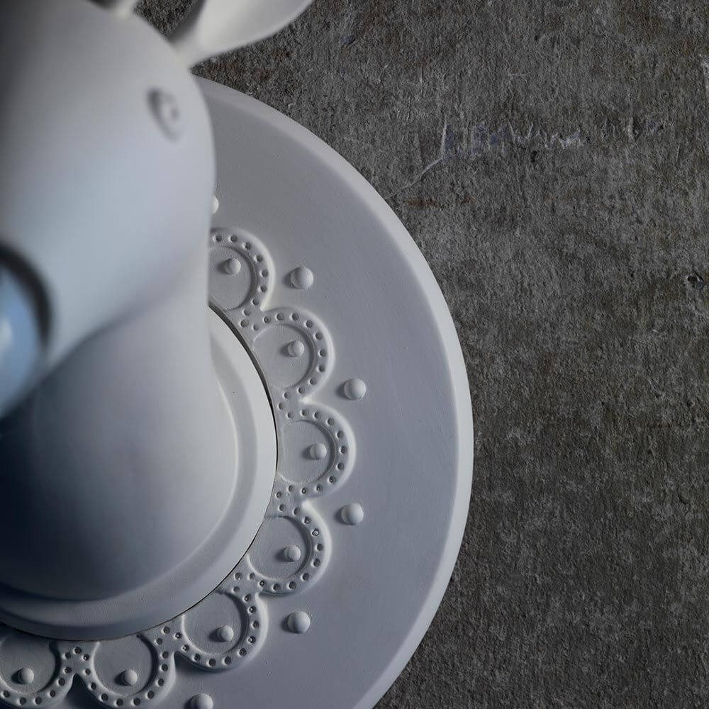 Karman Marnin Wandleuchte Rentier in eleganter Detailansicht, einzigartiges Design für stilvolle Beleuchtung.