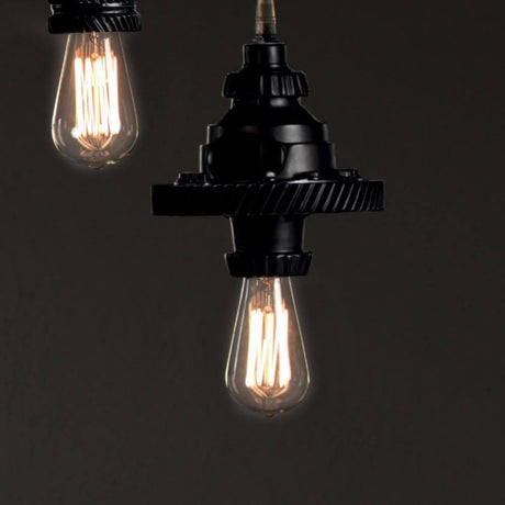 Karman Mek 1 pendellampe Ø 17 cm med elegant lyspære og kunstnerisk design på mørk bakgrunn.