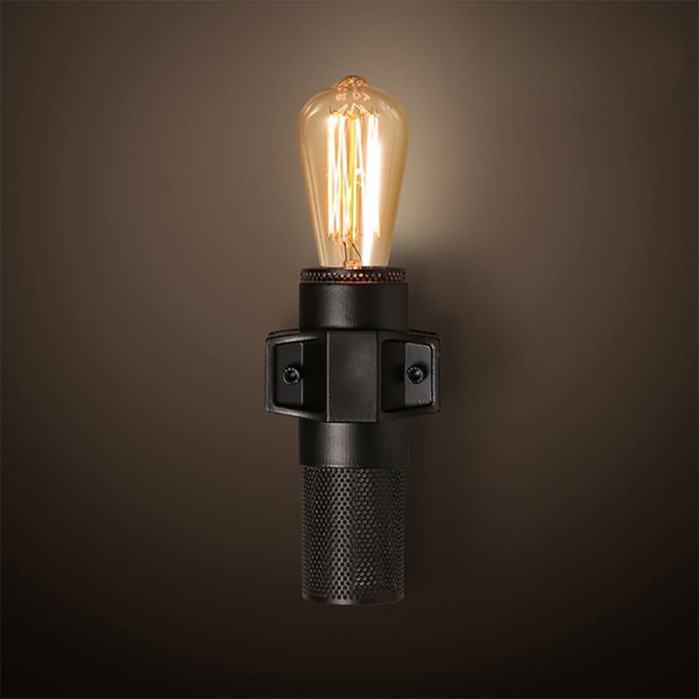 Karman Nando Wandleuchte in Schwarz mit Edison-Glühbirne für einen industriellen Look.