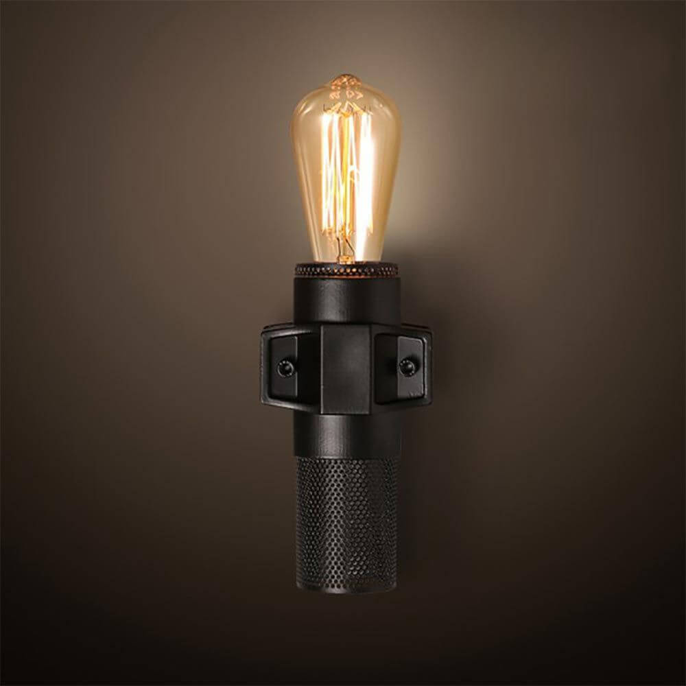 Karman Nando Wandleuchte in Schwarz mit Edison-Glühbirne für einen industriellen Look.