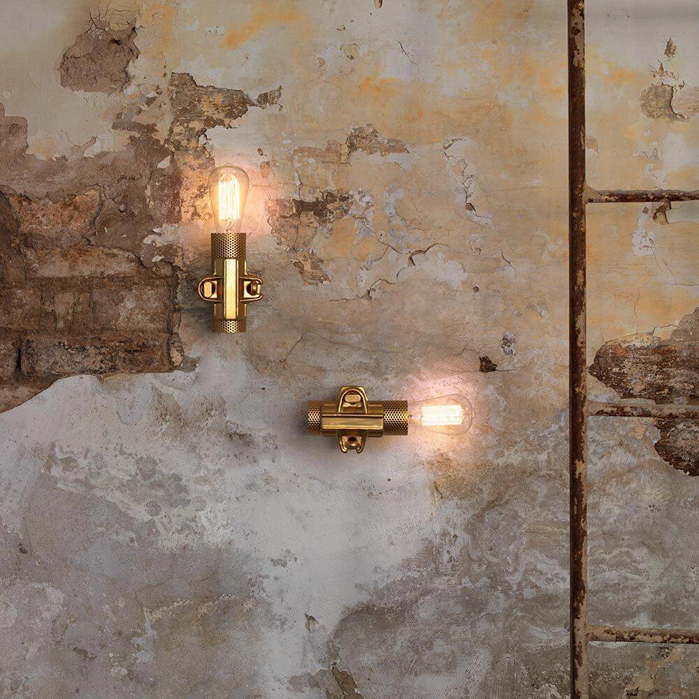 Karman Nando Wandleuchte in Gold, industrielles Design an einer rauen Wand, moderne Beleuchtung für jeden Raum.