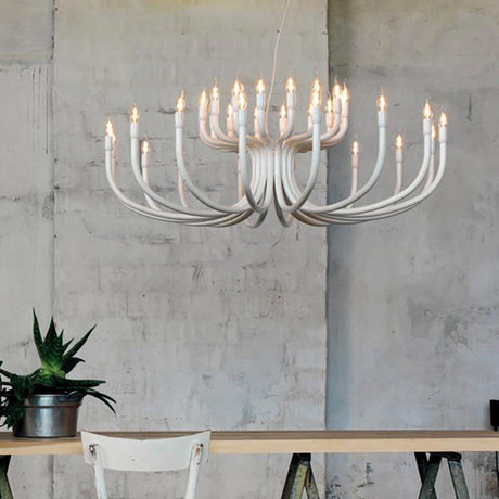 Karman Snoob lysekrone Ø 130 cm i et moderne rom med hvitt design og mange lyskilder.