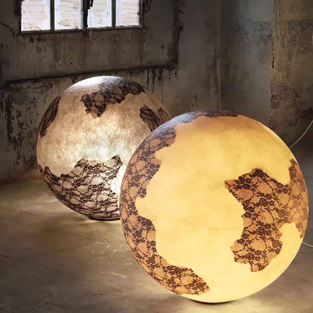 Karman Ulula LED-Bodenlampe Ø 75cm in Form von Leuchtenden Kugeln mit Kontinentsmuster.