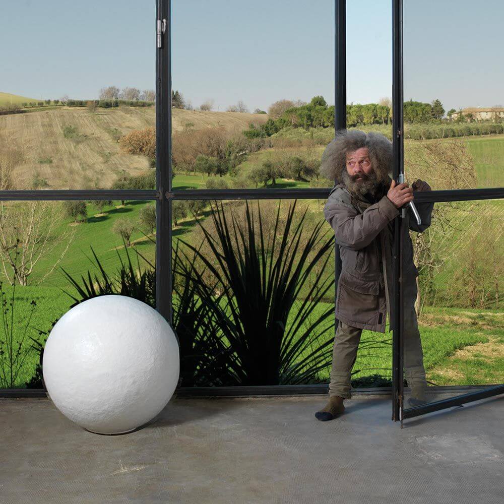 Karman Ulula LED-Bodenlampe in einem modernen Raum mit schöner Aussicht auf die Natur.