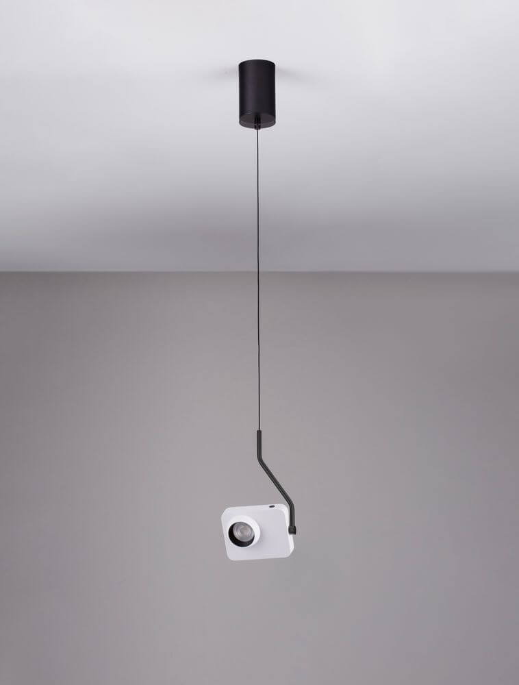 Kedros LED Pendelleuchte 3000K in modernem Design mit schwarzem Stahl und Aluminium.