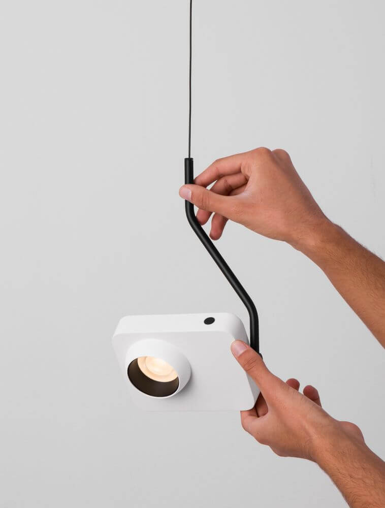 Kedros LED Pendelleuchte 3000K in der Hand, modernes Design mit schwarzem Kabel und weißem Gehäuse.