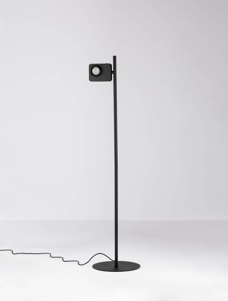 Kedros LED Stehlampe H 131cm 3000K in Schwarz, modernes Design für Wohnzimmer und Arbeitszimmer.