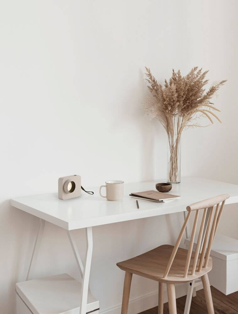 Kedros LED Tischleuchte 3000K auf einem modernen Schreibtisch mit minimalistischem Design und stilvollen Deko-Elementen.