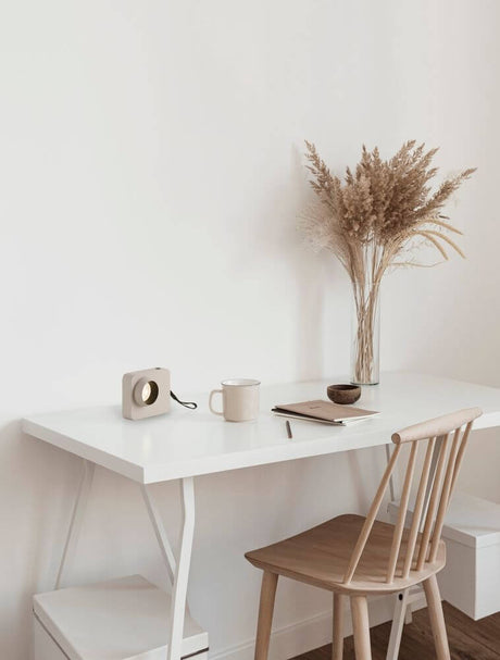 Kedros LED Bordlampe 3000K på et moderne skrivebord med minimalistisk design og stilfulde dekorative elementer.