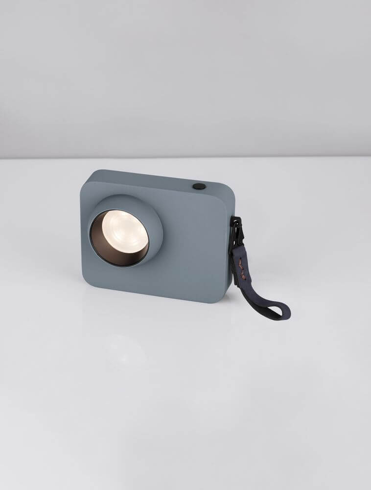 Kedros LED Tischleuchte 3000K in modernem Design, gefertigt aus hochwertigem Stahl und Aluminium.