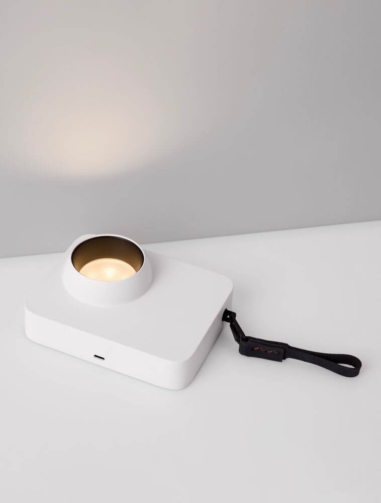 Kedros LED Tischleuchte 3000K mit modernem Design in Weiß und Gold, ideal für jedes Interieur.