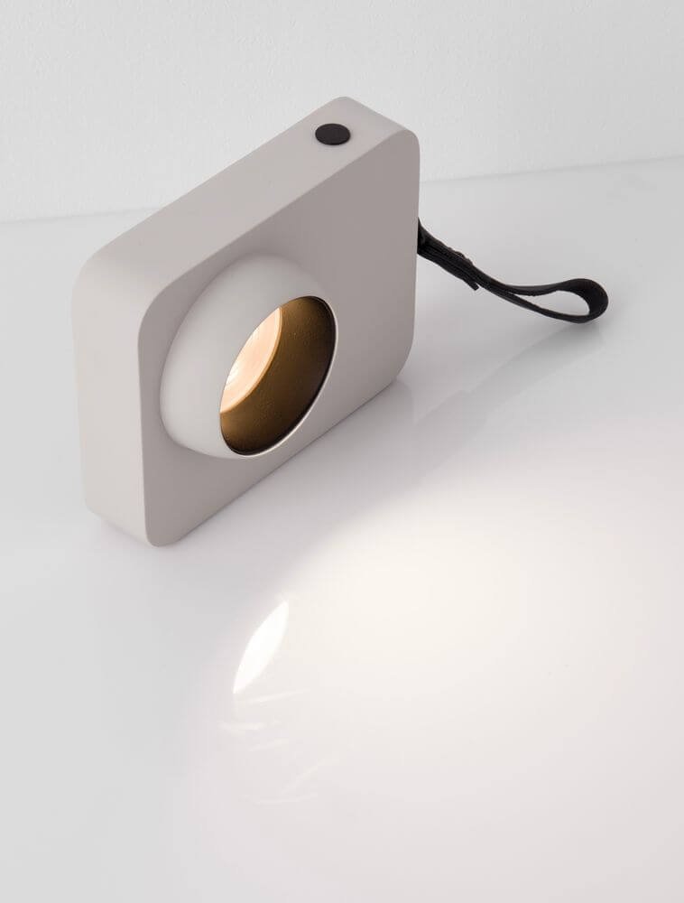 Elegante Kedros LED Tischleuchte 3000K in modernem Design auf weißem Hintergrund.