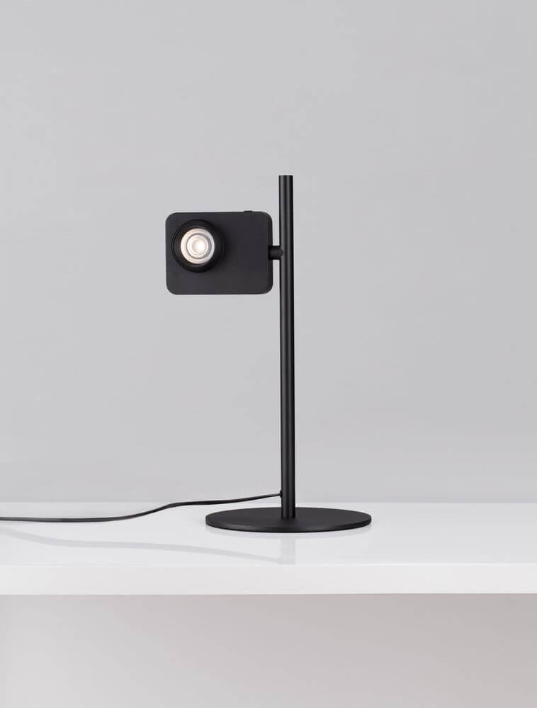 Kedros LED Tischleuchte 3000K mit Lampenfuß auf einem Tisch in modernem Design.