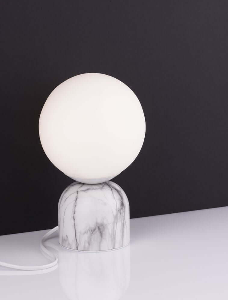 Kenio Tischleuchte Weiß aus Marmor und Glas, perfekte Beleuchtung für modernes und zeitloses Interieur.