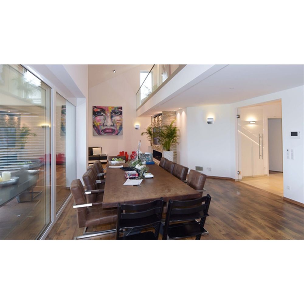 Moderne Wohnumgebung mit KEO indirekter LED-Wandleuchte und Holz-Esszimmertisch.