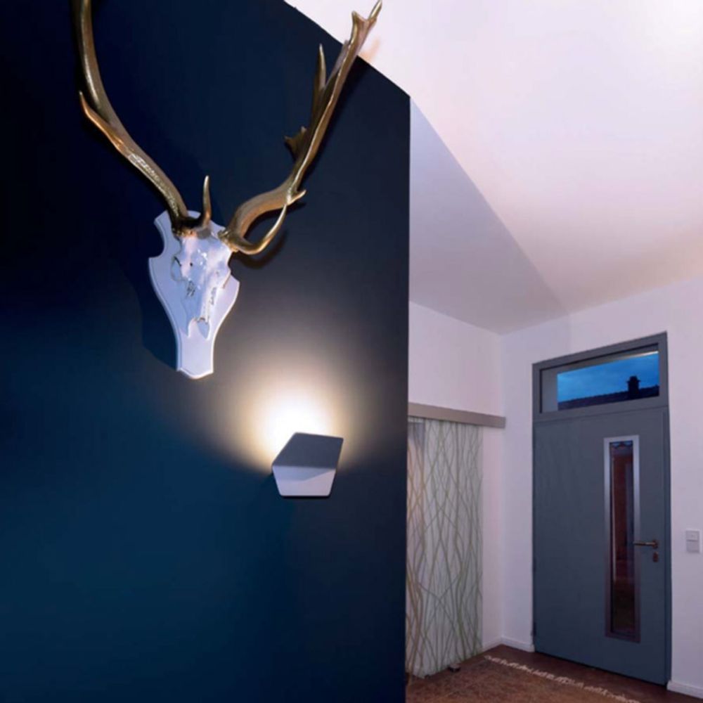 Keo indirekte LED-Wandleuchte an einer Wand mit einem Geweih, dimmbar von 3000K bis 2000K, für stimmungsvolles Licht.