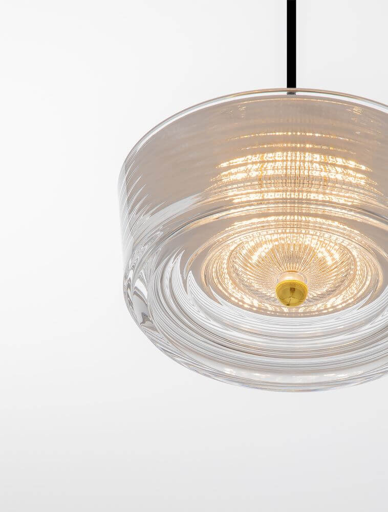 Keros LED Pendelleuchte 3000K Gold in modernem Design mit klarem Acryl und warmem Licht.