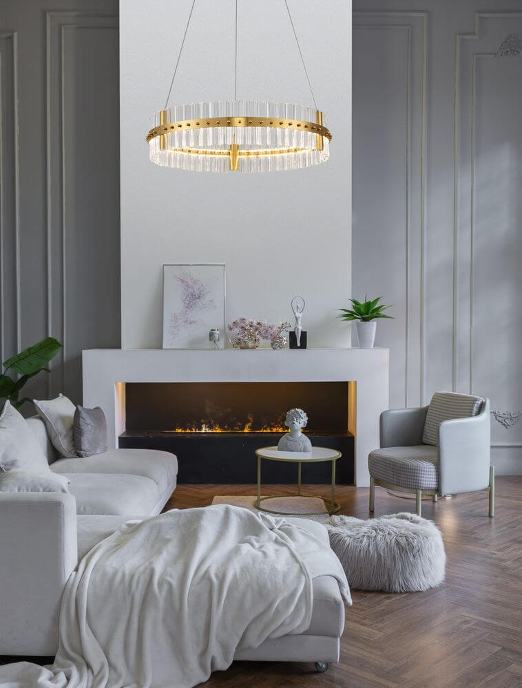 Kezo LED Pendelleuchte Ø 60cm 3000K Gold in elegantem Wohnraum mit Kamin und moderner Einrichtung.