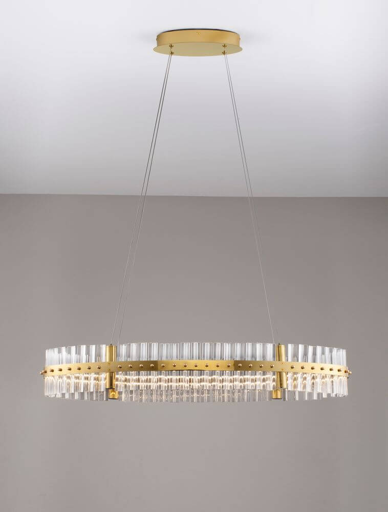 Kezo LED Pendelleuchte Oval Ø 90cm 3000K Gold über einem modernen Raumdekor.