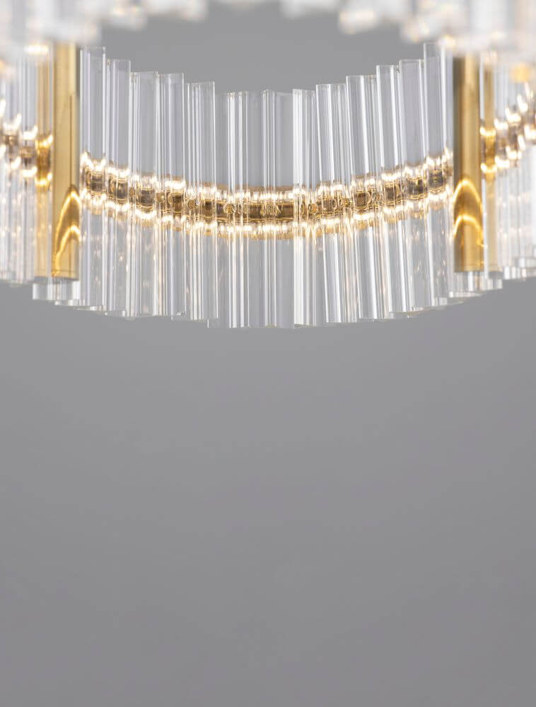 Kezo LED Pendelleuchte Oval Ø 90cm 3000K Gold - Detailansicht mit goldenem Rahmen und klaren Glaselementen.
