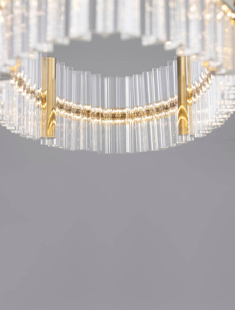 Kezo LED Pendelleuchte Oval Ø 90cm 3000K Gold mit elegantem Glas und goldener Oberflächenstruktur.