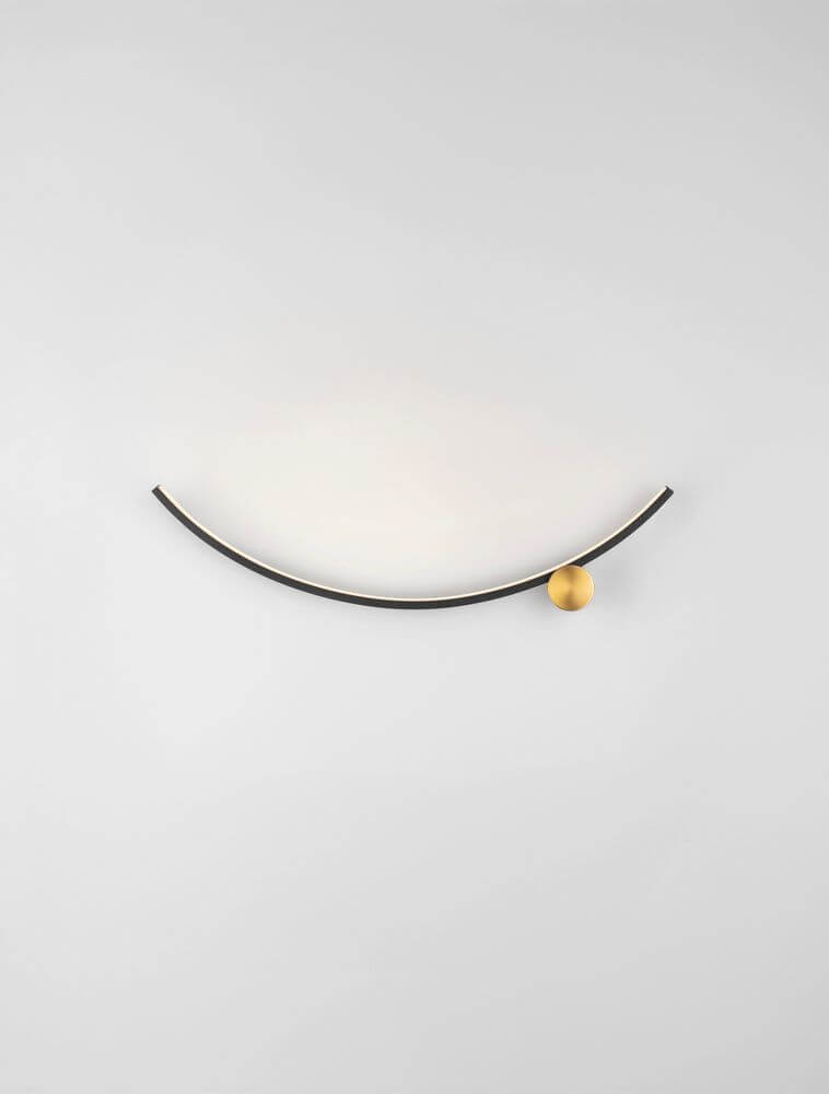 Kima LED Wandleuchte Bogen 3000K Schwarz, Gold im minimalistischen Design auf hellem Hintergrund.