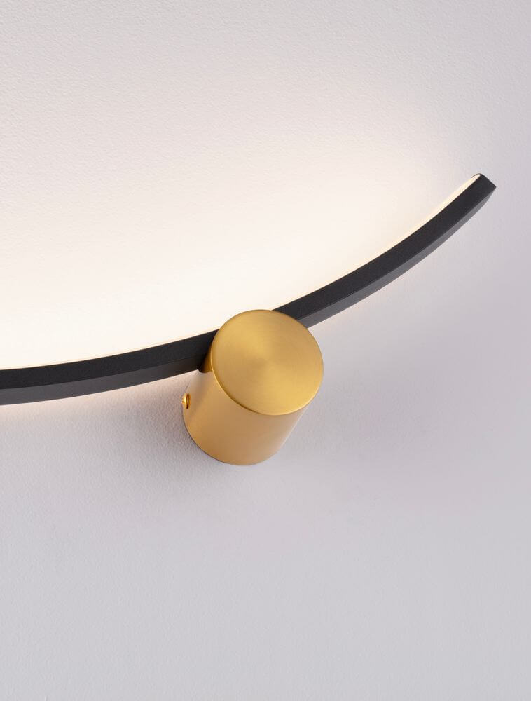 Kima LED Wandleuchte Bogen 3000K Schwarz, Gold mit elegantem Design und warmem Licht.