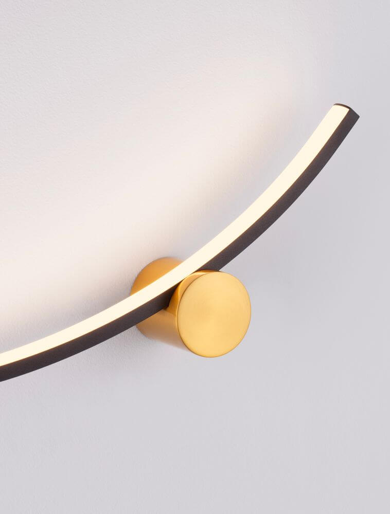 Kima LED Wandleuchte Bogen 3000K Schwarz, Gold in modernem Design mit warmem Licht.