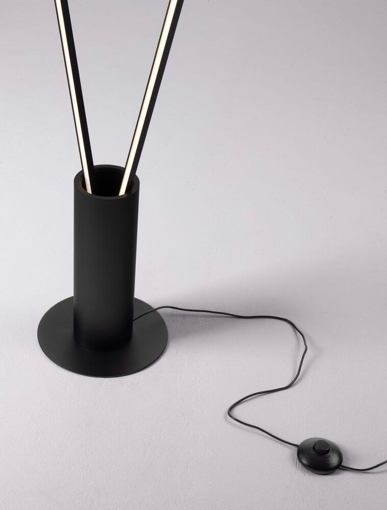 Kimolia LED Stehlampe 2-flammig Ø 22cm 3000K mit schwarzem Fuß und Leuchtenschalter.