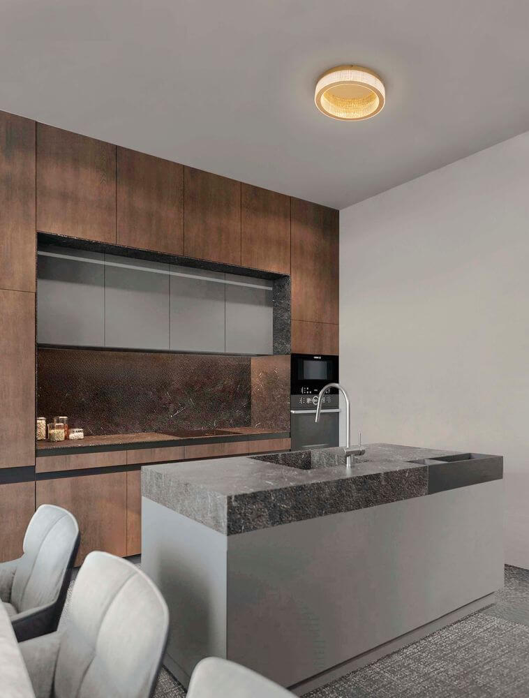 Kinara Deckenleuchte 3000K in gold in moderner Küche mit Holz- und Steindekor.