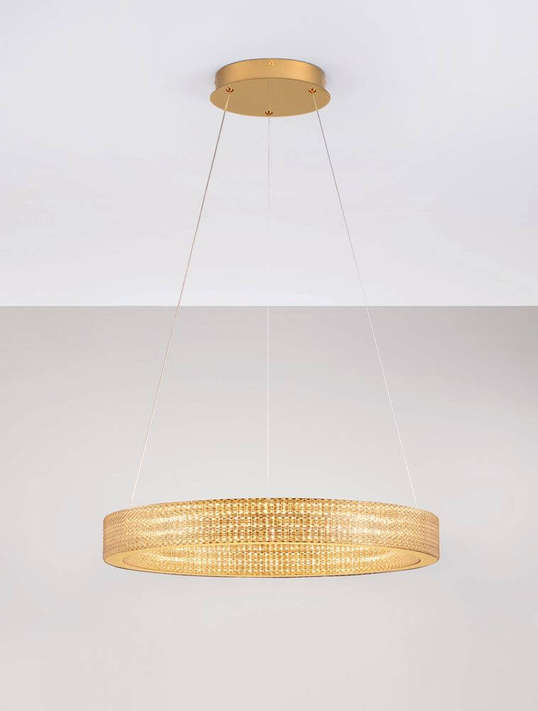 Kinara Pendelleuchte Ø 60cm 3000K Gold mit ringförmigem Leuchtenkörper aus Gold und Acryl-Optik.