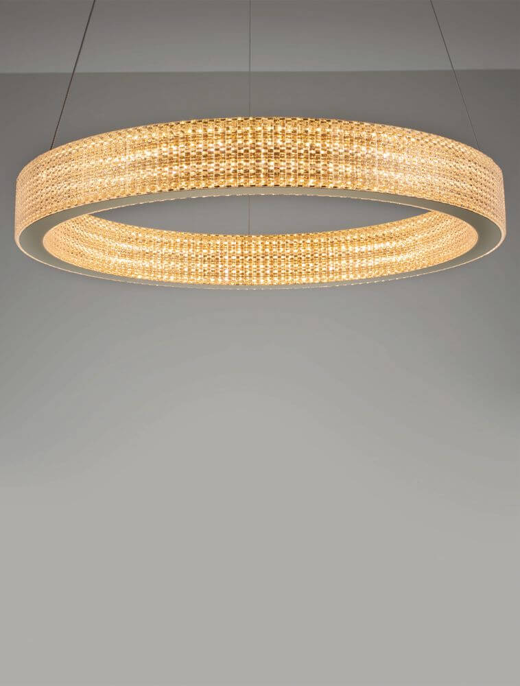 Kinara Pendelleuchte Ø 60cm 3000K Gold mit funkelnder Acryl-Optik und ringförmigem Design.