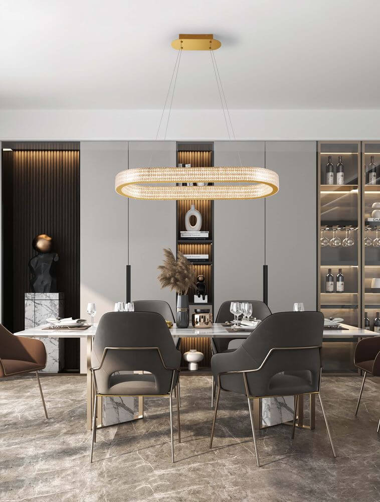 Kinara Pendelleuchte Stadion 3000K Gold über einem eleganten Esstisch in modernem Interieur.