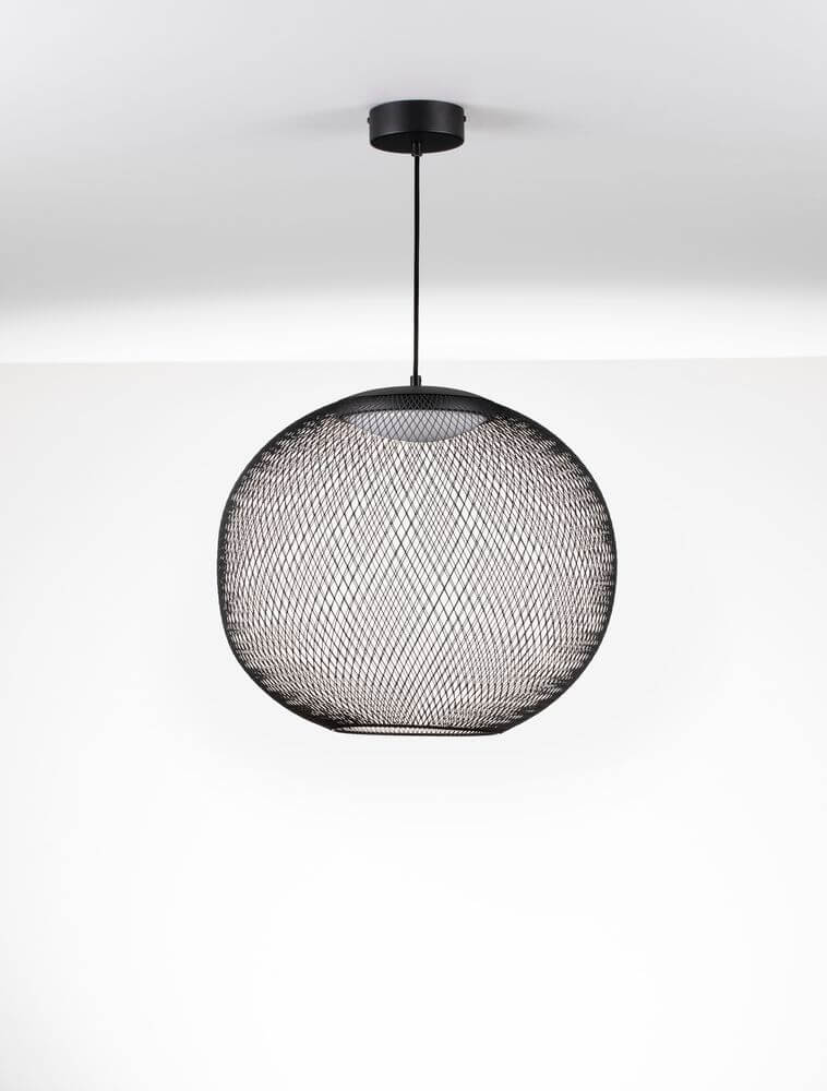 Kinetic LED Pendelleuchte 3000K Schwarz aus schwarzem Drahtgeflecht, schwebend über einem weißen Hintergrund.