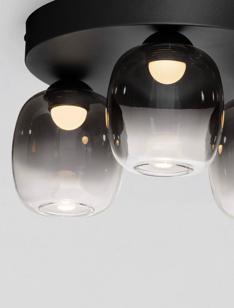 Kita LED Deckenleuchte 3-flammig Ø 30cm 3000K Schwarz, Rauch mit transparenten Glaskapseln und mattem Aluminium.