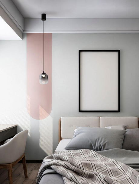 Kita LED suspension Ø 10 cm 3000K noir, fumé dans un intérieur moderne aux accents élégants.