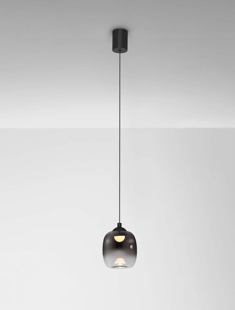 Kita LED Pendelleuchte Ø 10cm 3000K Schwarz, Rauch hängend mit rauchfarbenem Glas und mattem Aluminium.